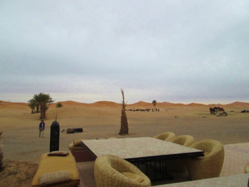 モロッコ砂丘の朝食